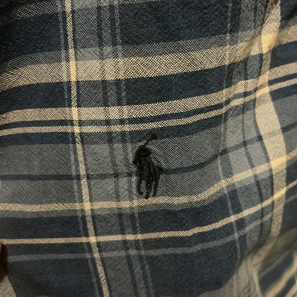 Small hole on right arm on backside - Picture 3 of 4